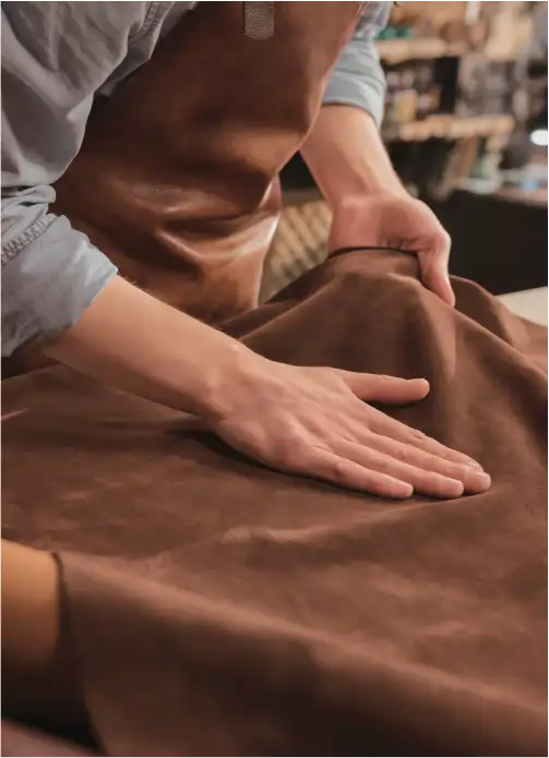 Artesano realizando manipulación y control de calidad de materiales textiles en La Clínica del Bluyín